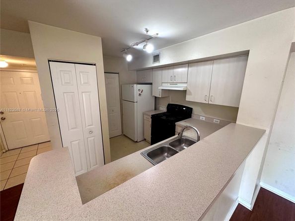 11185 SW 6th St 303, Pembroke Pines FL 33025