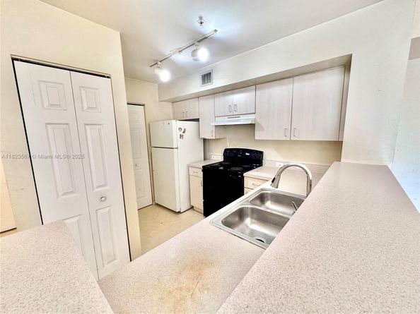 11185 SW 6th St 303, Pembroke Pines FL 33025