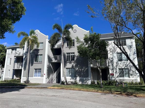 11185 SW 6th St 303, Pembroke Pines FL 33025
