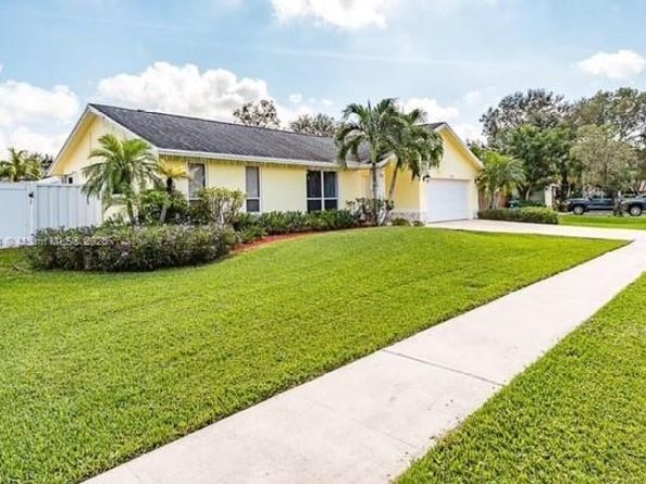 750 SW 158th Ter, Sunrise FL 33326
