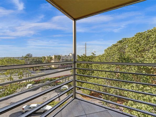 4111 Stirling Rd 502, Dania Beach FL 33314