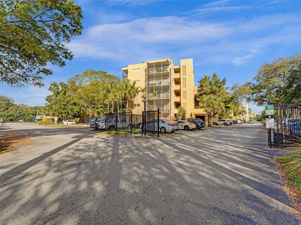 4111 Stirling Rd 502, Dania Beach FL 33314