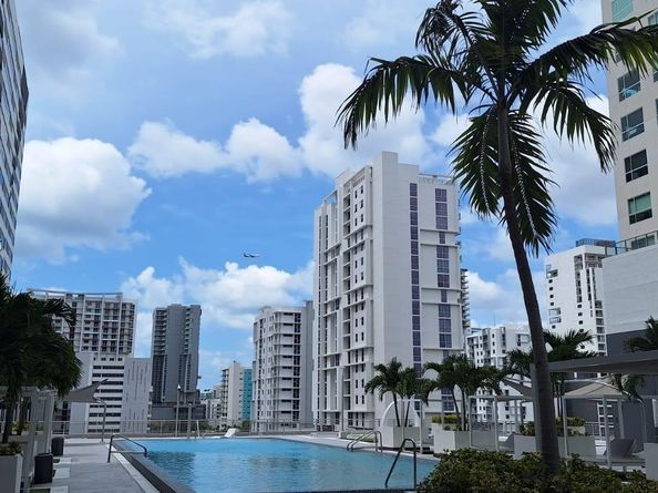 690 SW 1st Ct 2711, Miami FL 33130