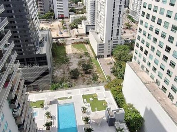 690 SW 1st Ct 2711, Miami FL 33130