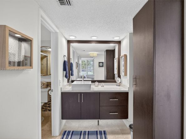 3611 Oaks Clubhouse Dr 202, Pompano Beach FL 33069