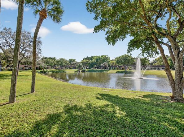 3611 Oaks Clubhouse Dr 202, Pompano Beach FL 33069