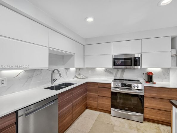 3611 Oaks Clubhouse Dr 202, Pompano Beach FL 33069