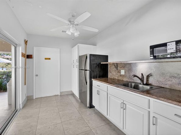 3611 Oaks Clubhouse Dr 202, Pompano Beach FL 33069