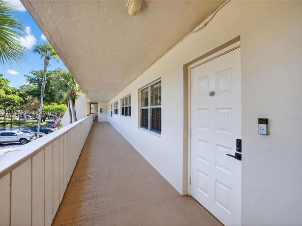 3611 Oaks Clubhouse Dr 202, Pompano Beach FL 33069