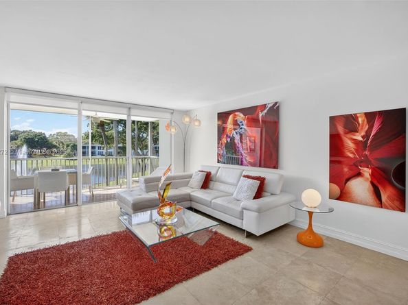 3611 Oaks Clubhouse Dr 202, Pompano Beach FL 33069