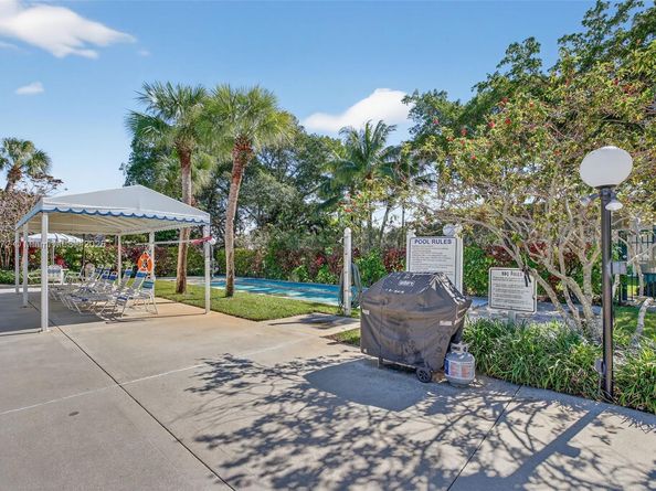 3611 Oaks Clubhouse Dr 202, Pompano Beach FL 33069