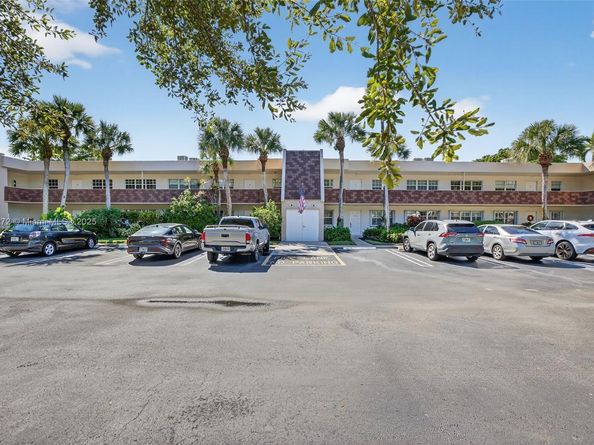 3611 Oaks Clubhouse Dr 202, Pompano Beach FL 33069