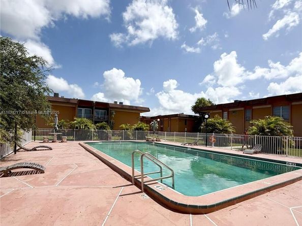 9449 SW 76th St T2, Miami FL 33173