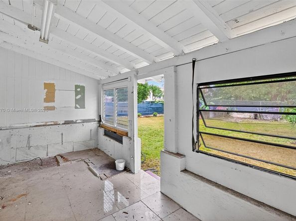 2850 NW 4th St, Miami FL 33125