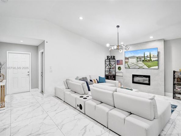372 W Riverbend Dr, Sunrise FL 33326