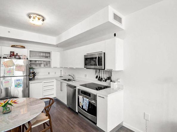 90 SW 3rd St 2703, Miami FL 33130