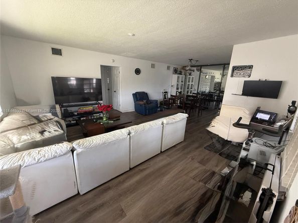 141 NE 10th Ave 17B, Hallandale Beach FL 33009