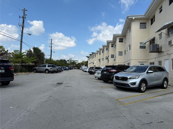 141 NE 10th Ave 17B, Hallandale Beach FL 33009