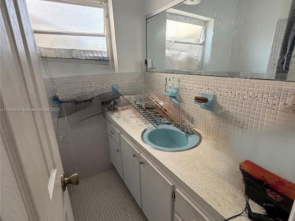 141 NE 10th Ave 17B, Hallandale Beach FL 33009