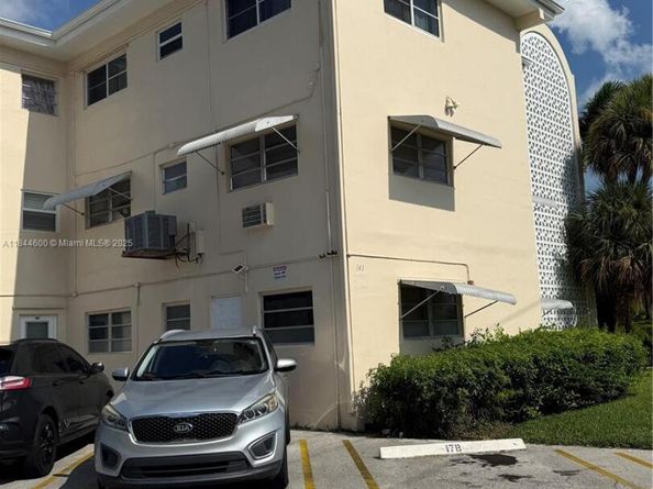 141 NE 10th Ave 17B, Hallandale Beach FL 33009