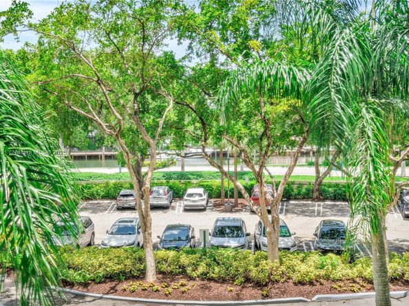 3640 Yacht Club Dr 203, Aventura FL 33180