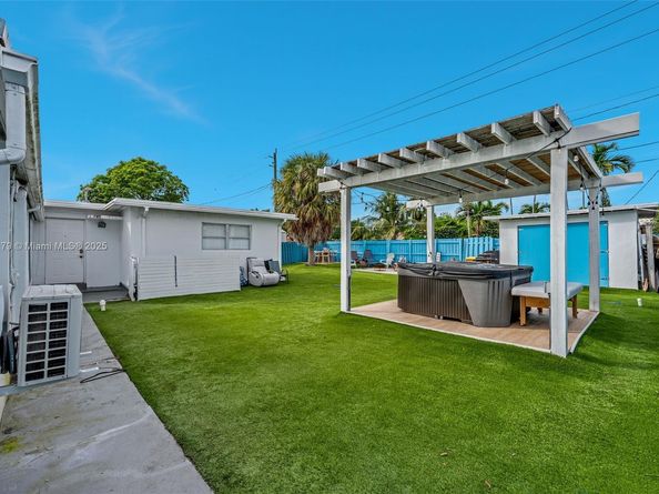 1105 NE 10th St, Hallandale Beach FL 33009