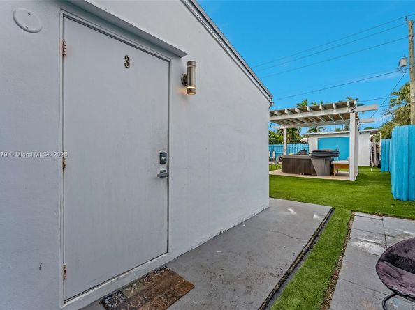 1105 NE 10th St, Hallandale Beach FL 33009