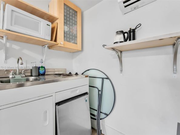 1105 NE 10th St, Hallandale Beach FL 33009