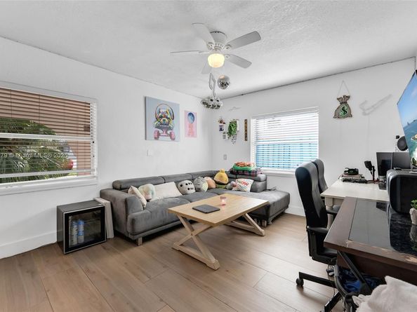 1105 NE 10th St, Hallandale Beach FL 33009