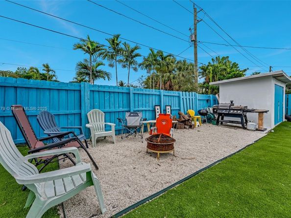 1105 NE 10th St, Hallandale Beach FL 33009