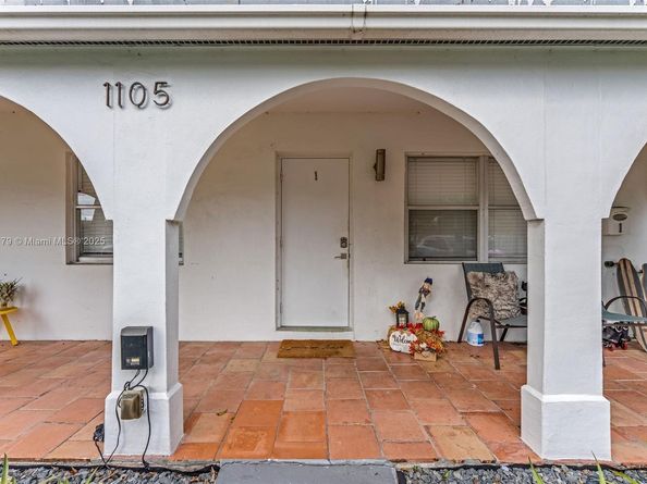 1105 NE 10th St, Hallandale Beach FL 33009