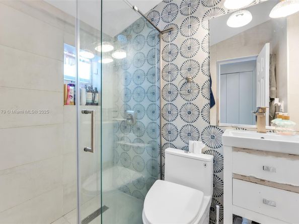 1105 NE 10th St, Hallandale Beach FL 33009