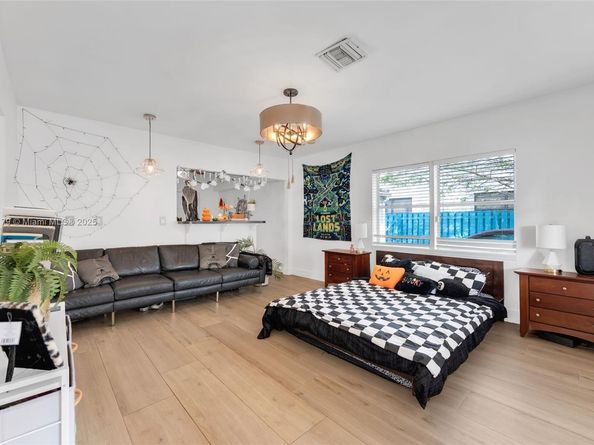 1105 NE 10th St, Hallandale Beach FL 33009