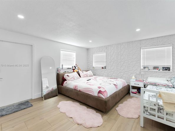 1105 NE 10th St, Hallandale Beach FL 33009