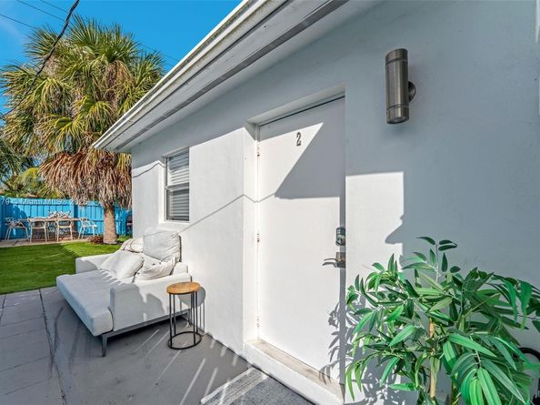 1105 NE 10th St, Hallandale Beach FL 33009