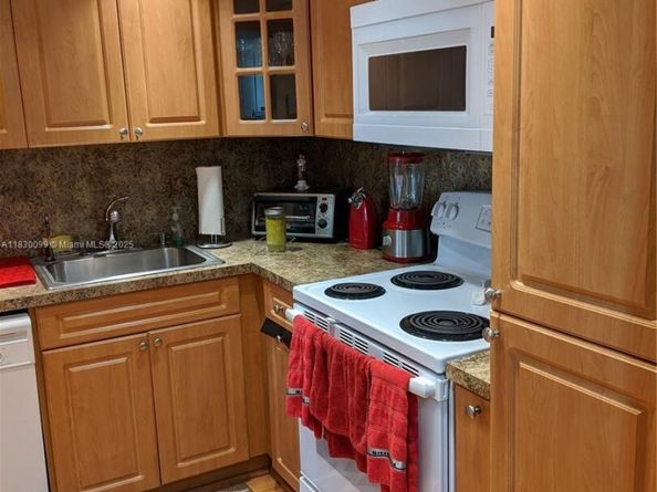 900 Saint Charles Pl L6, Pembroke Pines FL 33026