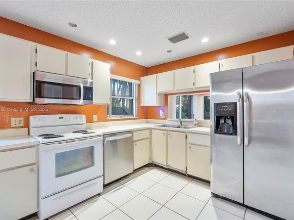 9870 NW 2nd St, Plantation FL 33324