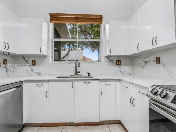 102 Riverwalk Cir, Sunrise FL 33326