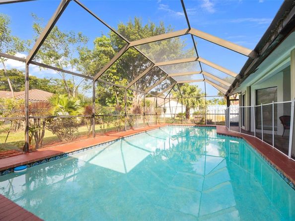 10949 NW 1st Mnr, Coral Springs FL 33071