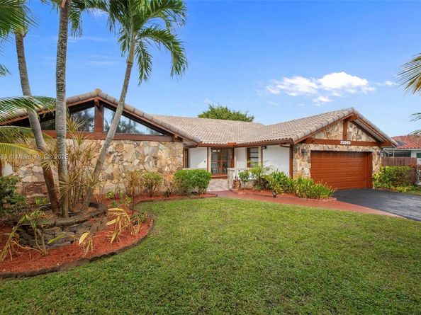 10949 NW 1st Mnr, Coral Springs FL 33071