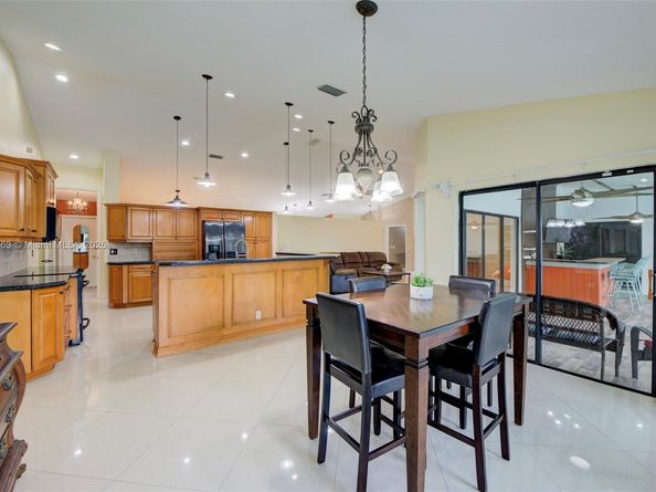 10949 NW 1st Mnr, Coral Springs FL 33071