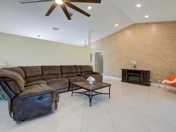 10949 NW 1st Mnr, Coral Springs FL 33071