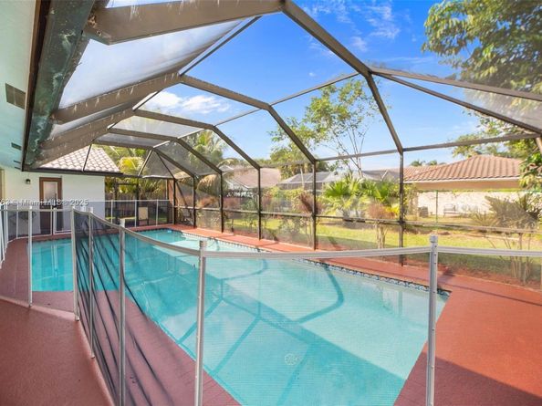 10949 NW 1st Mnr, Coral Springs FL 33071