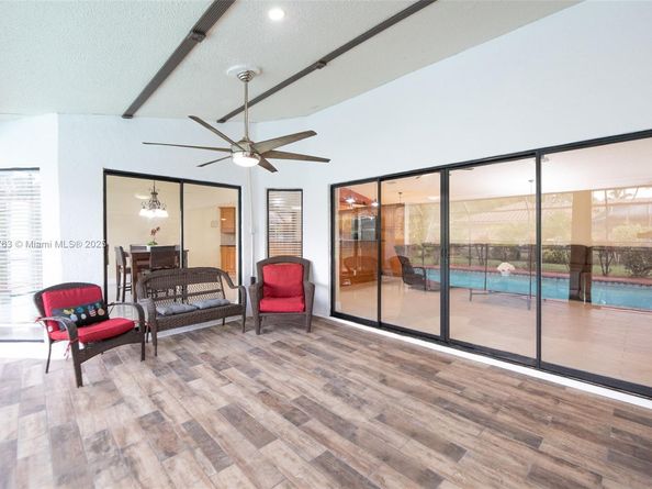 10949 NW 1st Mnr, Coral Springs FL 33071