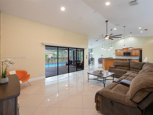 10949 NW 1st Mnr, Coral Springs FL 33071