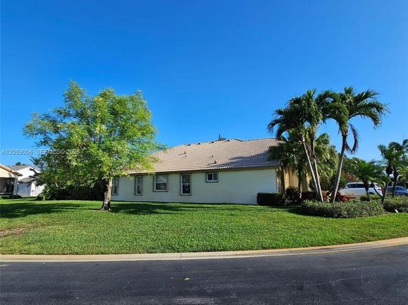 2540 Egret Lake Dr, Green Acres FL 33413