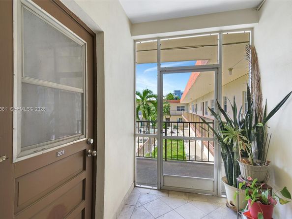 415 NE 2nd St 201, Hallandale Beach FL 33009