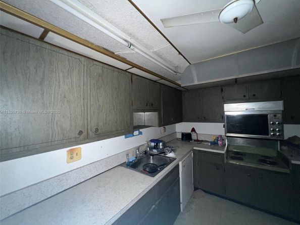 1470 NE 125th Ter 810, North Miami FL 33161