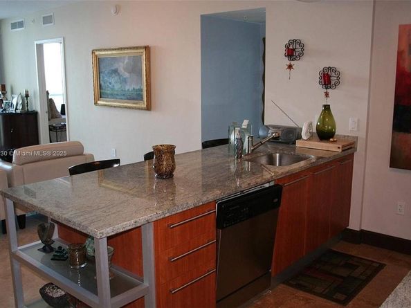 185 SW 7 St 1802, Miami FL 33130