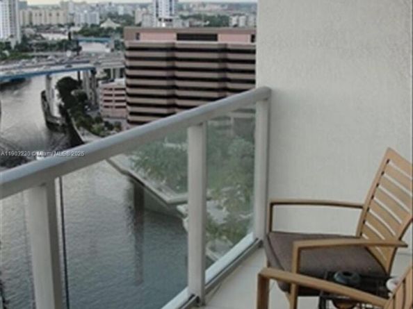 185 SW 7 St 1802, Miami FL 33130